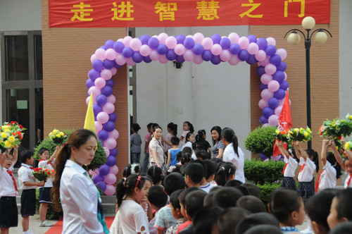 郑州小学新生入校重现古代优良传统