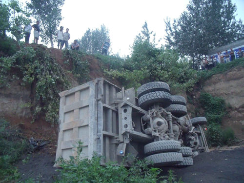 砂车载物过重致道路塌陷 车辆翻入深沟