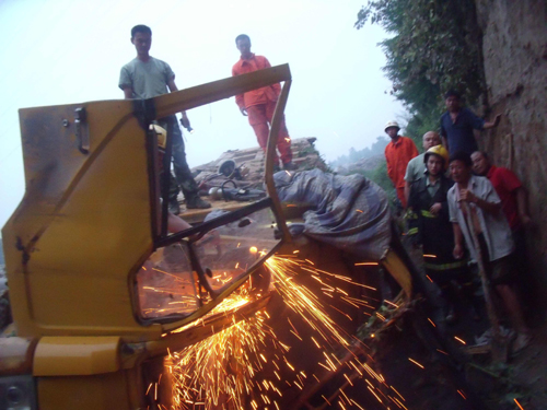 砂车载物过重致道路塌陷 车辆翻入深沟