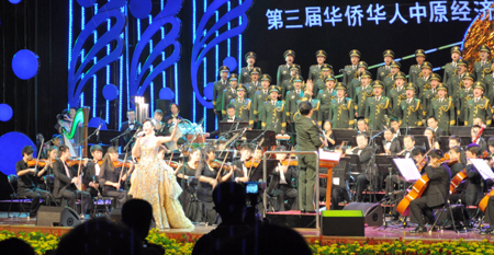 华合论坛代表抵豫 “金钟之星”名家名曲唱响鹰城