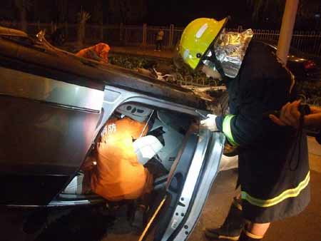 司机酒驾撞翻护栏 轿车“四脚朝天”