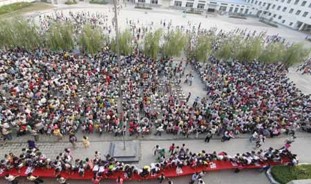 河南省宁陵县举行万人签名远离网吧活动