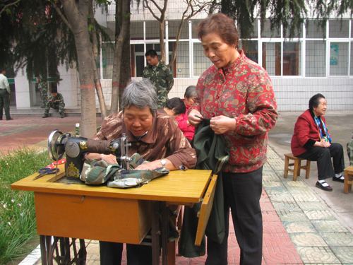 许昌市“老妈妈拥军服务队”走进消防献温暖