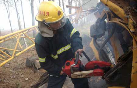 开封30吨重型吊车冲下高速发生侧翻 1人死亡