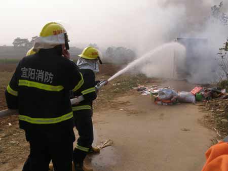 河南郑卢公路发生货车自燃 宜阳消防赶赴现场扑救