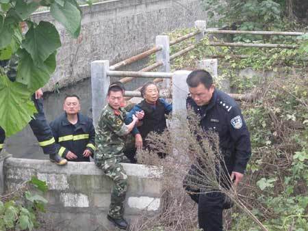 信阳一老人河道旁拾柴不慎落水