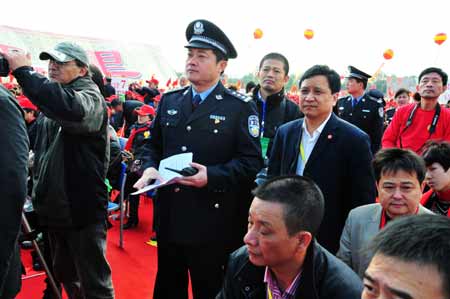 固始警方圆满完成根亲文化节开幕式安保工作