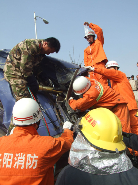 洛阳两货车相撞 车厢内三人被困