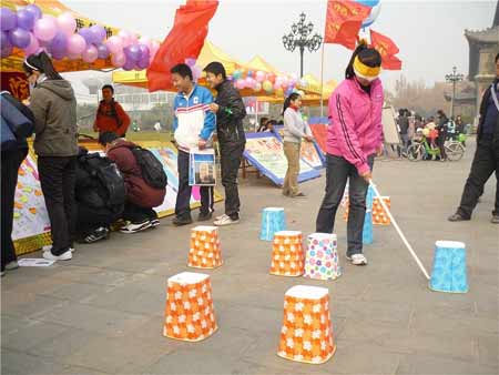 河南大学举行义卖画作活动迎接国际志愿者日