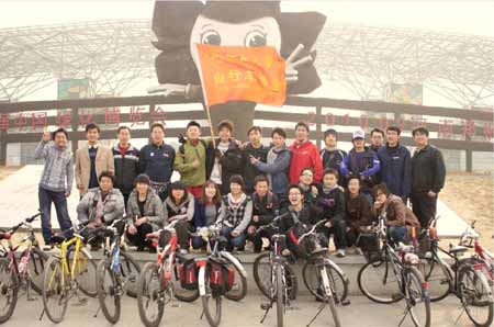 河南大学学生骑单车100公里看“绿博”