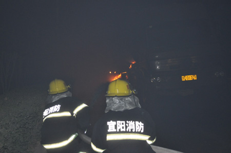 满载危化品槽罐车轮胎起火 消防紧急并成功处置