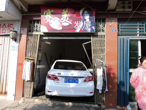 河南一轿车钻进路边美发屋险酿惨祸
