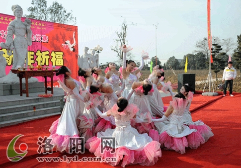 洛阳:牡丹仙子祈福 祝愿新一年