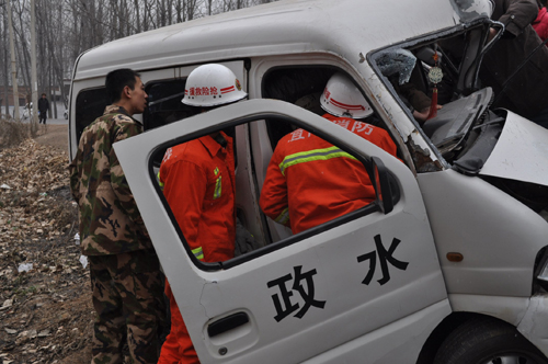 洛阳两车相撞司机受伤被困 消防官兵成功救援