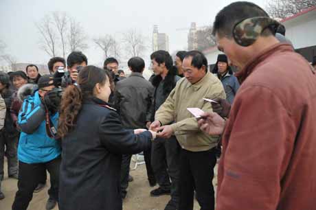 郑州火车站举行送票到务工人员工地活动（图）