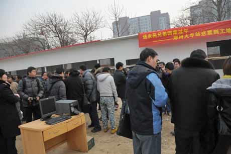 郑州火车站举行送票到务工人员工地活动（图）
