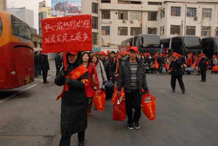 郑州交运集团倾注爱心送农民工温馨返乡