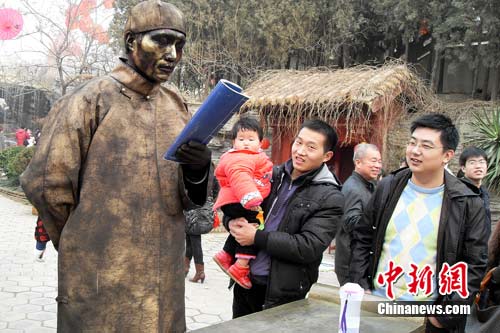 开封古城庙会真人雕塑“以真乱假”游人称道