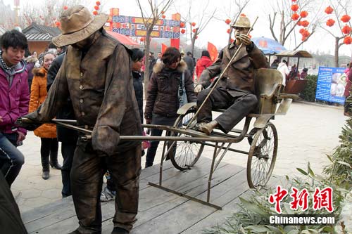 开封古城庙会真人雕塑“以真乱假”游人称道