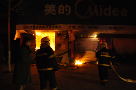 宜阳一家电商场因电线短路 深夜突发大火无伤亡