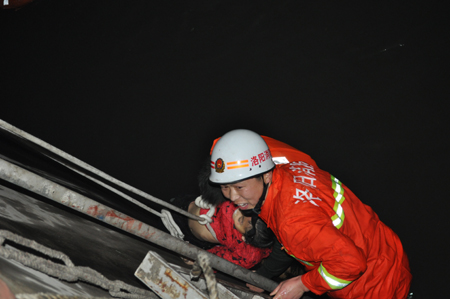 轿车落水乘客命悬一线 护城河上演生死大营救