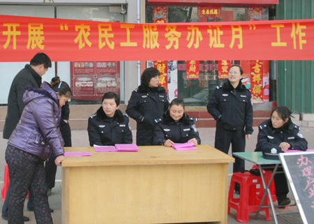 河南唐河：户政民警上门办证送温暖