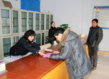 河南唐河：户政民警上门办证送温暖