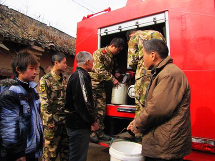 洛阳：“消防兵给俺们送来了救命水！”