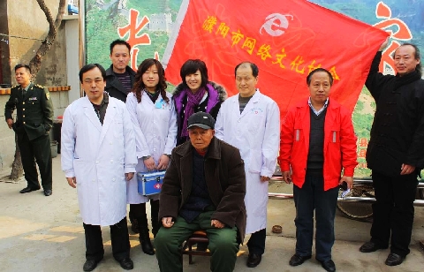雷锋日 濮阳网友看望老英雄李文祥