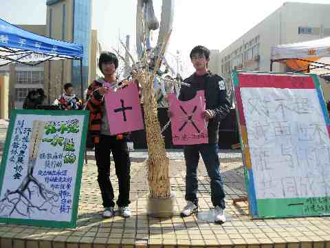 河南学子倡导环保 从拒绝一次性筷子做起