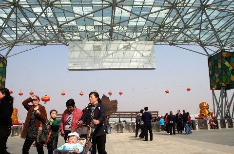 阳春三月花烂漫 郑州市民踏春忙(图)
