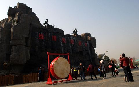 阳春三月花烂漫 郑州市民踏春忙(图)