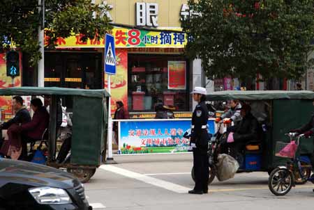 河南潢川县城街头“乱”象令人“忧”