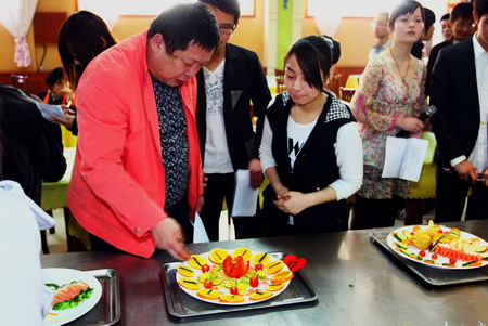赛刀工 比厨艺 大学生对决厨师倡导健康饮食