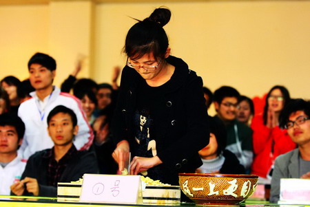 赛刀工 比厨艺 大学生对决厨师倡导健康饮食