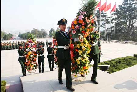 河南消防总队在郑州烈士陵园举行祭奠英烈活动