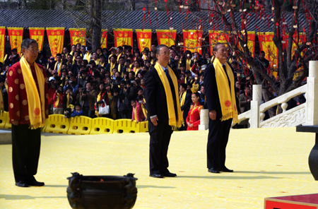 郑州：万人齐聚祖根圣地 共拜人文始祖轩辕