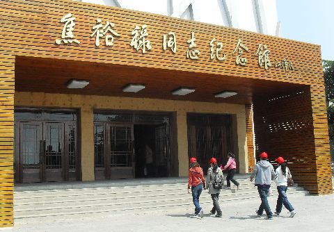 河南师大学子“寻红倡绿”祭清明