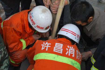 许昌幼童跌落十余米深井 消防队员自制挂钩施救