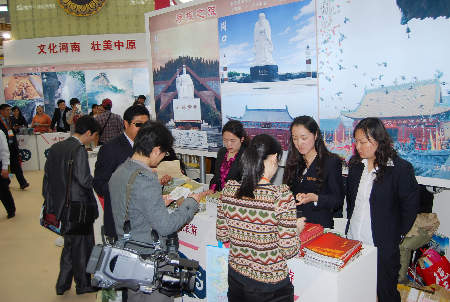 2011全国旅游交易会上 河南寻根文化游吸引宾朋