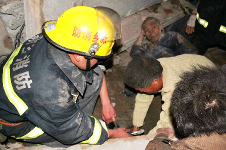新乡一户村民在建民房时发生坍塌事故 一死两伤