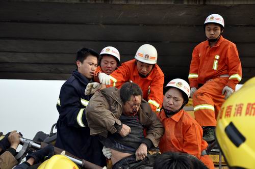 新乡一翻斗车“翘尾巴”撞桥 司机被困