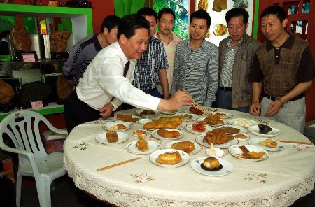 大别山黄蜡石“宴席”亮相信阳茶文化节