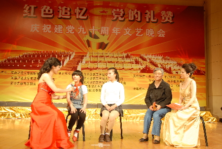 河南师大：新老一代共唱党的赞歌