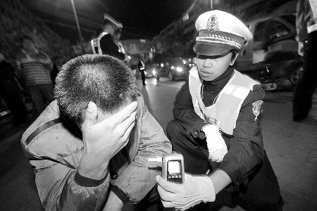 5月1日起河南集中查酒驾 一批“酒迷瞪”被查处