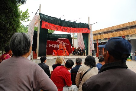 意大利歌剧导演到河南武陟县冯丈村学怀梆戏