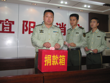 宜阳消防官兵向农民工奉献爱心
