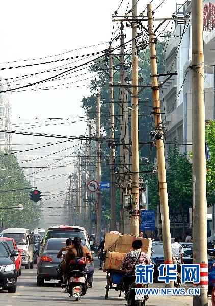 郑州有条“线杆路”:不足千米却又百余根电线杆(图)