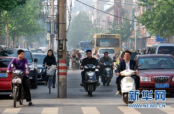 郑州有条“线杆路”:不足千米却又百余根电线杆(图)