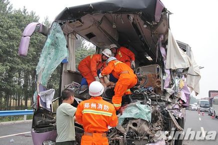 京珠高速河南新郑段发生车祸造成2死4伤